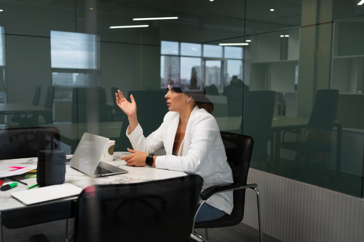 Isolamento acústico aplicado à produtividade em ambientes empresariais