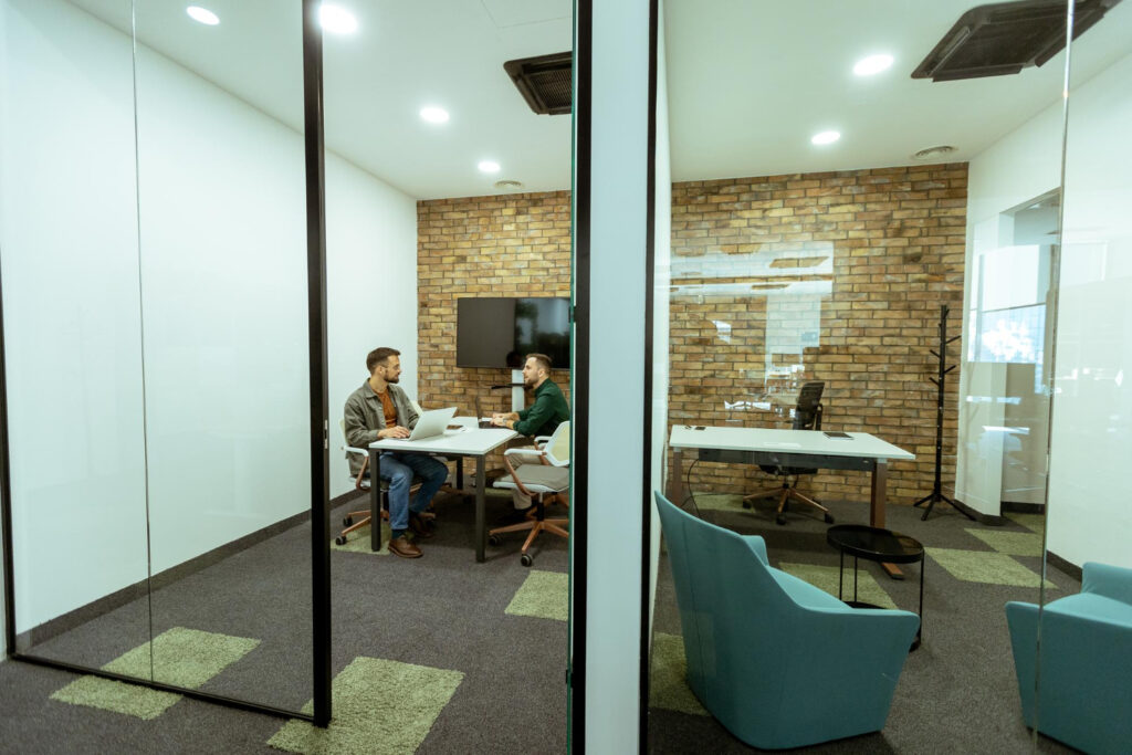 Divisórias para coworking: como aumentar produtividade e privacidade